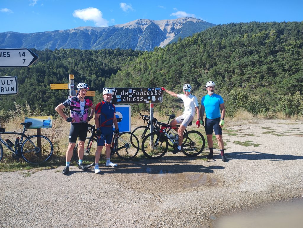 Cyclists on the top of the Col de Fontaube